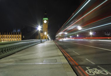 gece big ben ile westminster Köprüsü