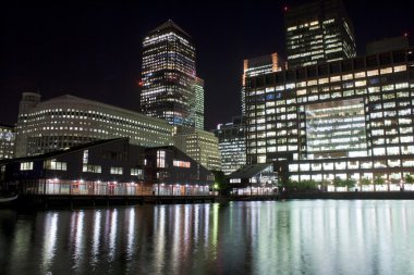 Canary Wharf'a gökdelenler Londra geceleri