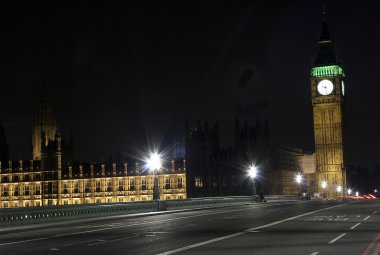 gece big ben ile westminster Köprüsü