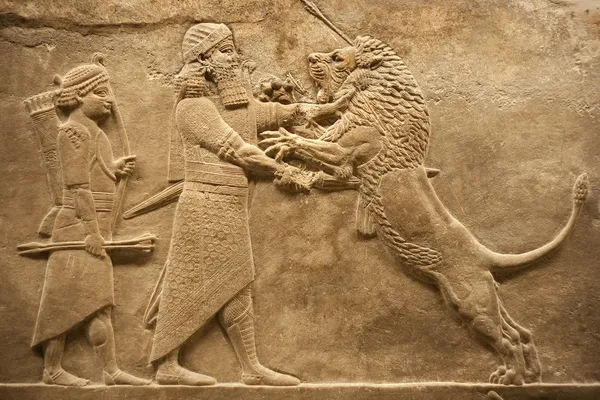 Assirischer Krieger jagt Löwen — Stockfoto
