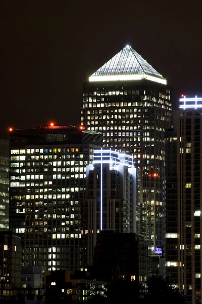 Canary Wharf iluminado por la noche — Foto de Stock