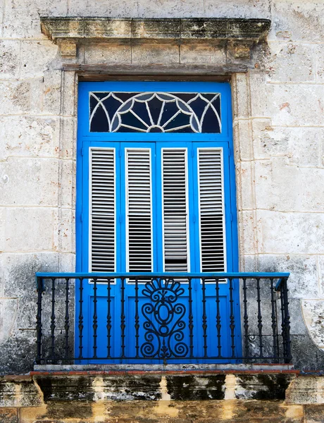 Vecchio balcone coloniale tipico — Foto Stock