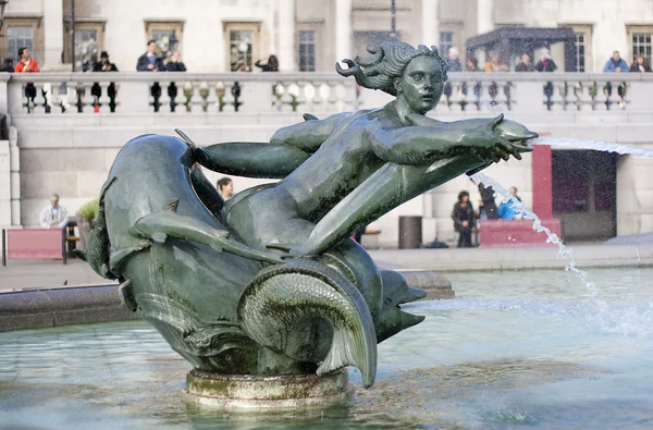 Fountain in Trafalgar Square in London — Stock Photo, Image