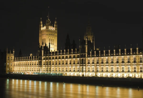 Las Casas del Parlamento iluminadas por la noche —  Fotos de Stock