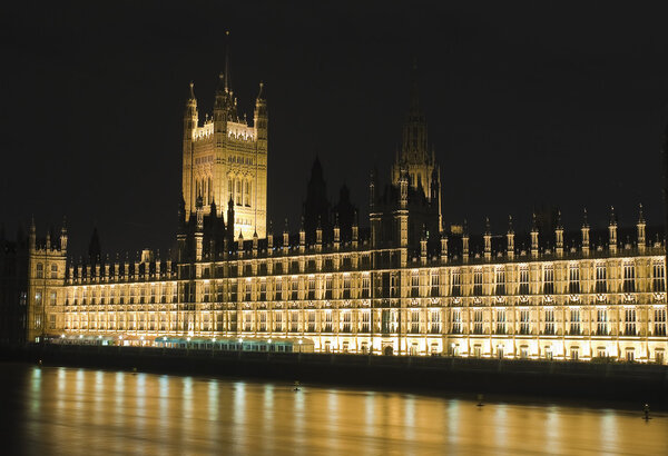Здания парламента освещены ночью
