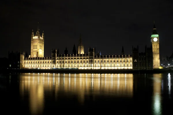 Das große Ben und das Parlament beleuchtet bei ni — Stockfoto