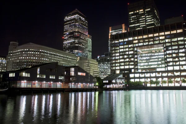Canary Wharf skyscrapers in London at night — Stock Photo, Image