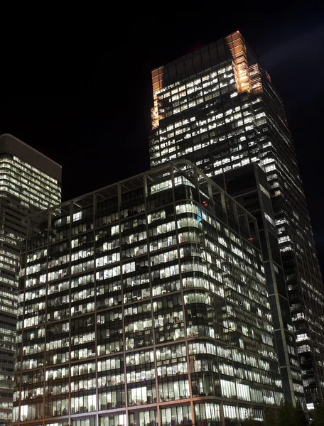 Canary wharf skyskrapor i london på natten — Stockfoto