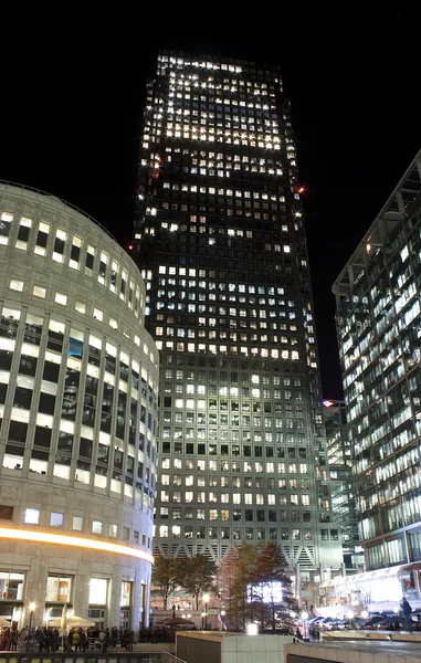Κάναρι Γουάρφ ουρανοξύστες στο Λονδίνο τη νύχτα — Φωτογραφία Αρχείου