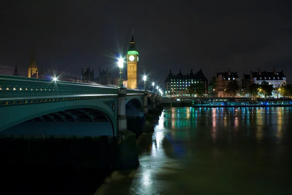 De big ben en westminster brug bij nacht — Stockfoto