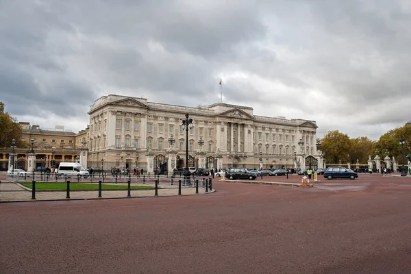 Buckingham palace w pochmurny dzień — Zdjęcie stockowe