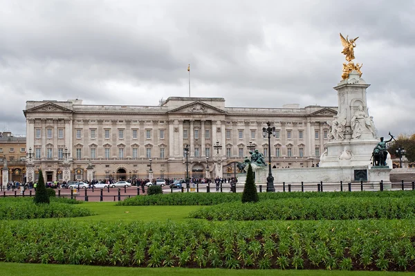 Pałac Buckingham i ogrody — Zdjęcie stockowe