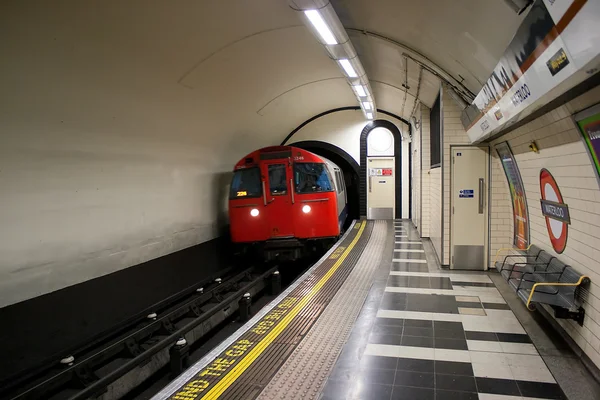Vista frontal de um trem do Undergroun de Londres — Fotografia de Stock