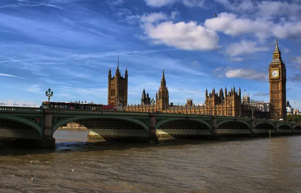 Big ben a westminster bridge v Londýně — Stock fotografie