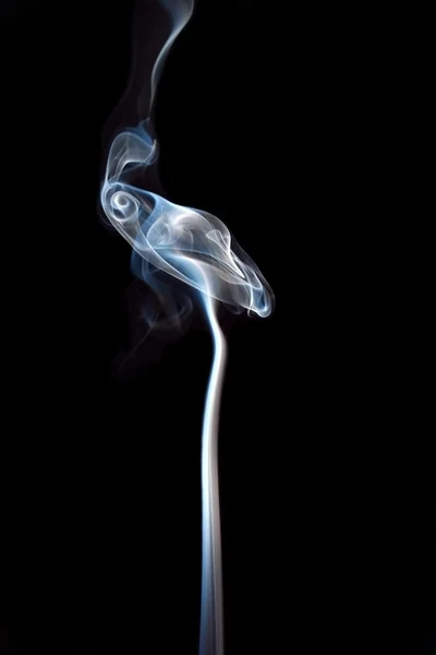 Heller Rauch vor schwarzem Hintergrund — Stockfoto