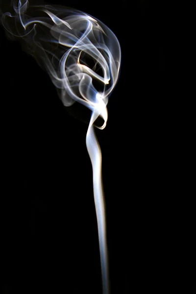 Яркий дым на черном фоне — стоковое фото