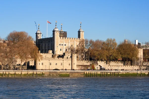 Tower of london, vidět přes řeku Temži — Stock fotografie