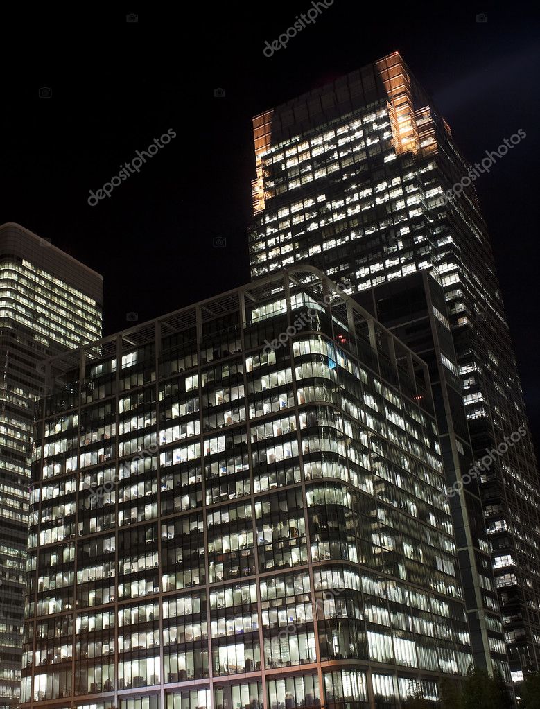 カナリーワーフ夜ロンドンの高層ビル ストック写真 C Kmiragaya