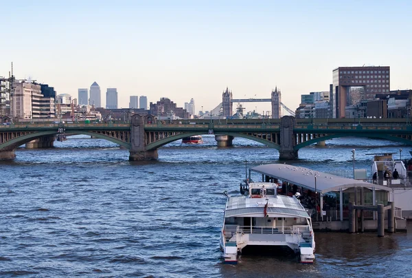 En båt i floden Themsen med — Stockfoto