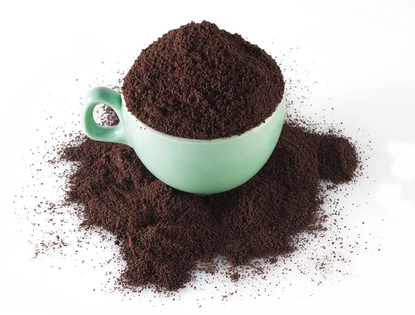 Καφέ σκόνη χύνεται έξω από ένα φλιτζάνι — Φωτογραφία Αρχείου