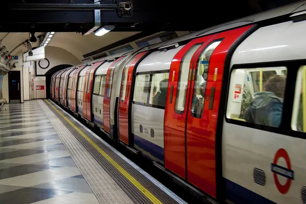 Un tren en el metro de Londres — Foto de Stock