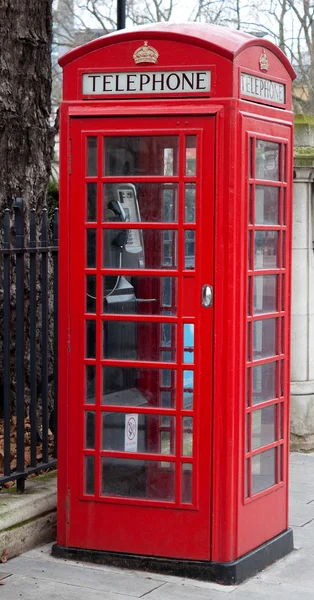 Un teléfono rojo típico de Londres — Foto de Stock