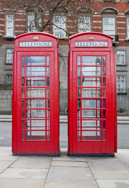 Ένα ζευγάρι τυπικό κόκκινο τηλέφωνο στο Λονδίνο — Φωτογραφία Αρχείου