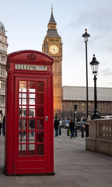 Ein rotes telefon in london und big ben — Stockfoto