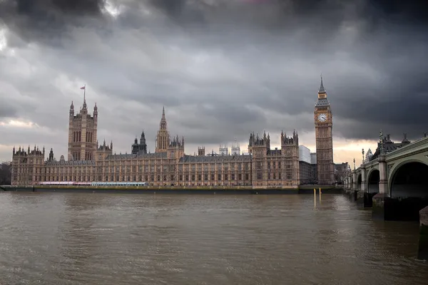 O Big Ben com um céu nublado — Fotografia de Stock