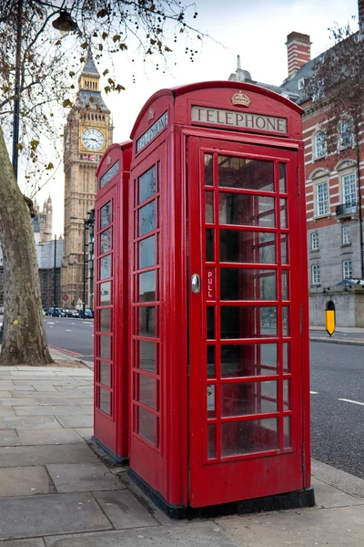 Ένα ζευγάρι τυπικό κόκκινο τηλέφωνο στο Λονδίνο — Φωτογραφία Αρχείου