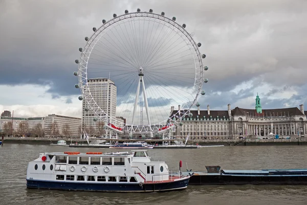 Il London Eye e una barca — Foto Stock