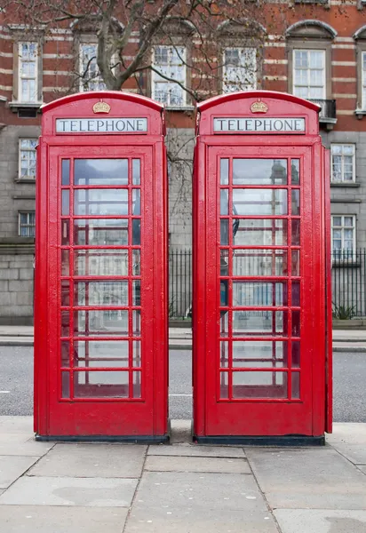 Une paire de téléphone rouge typique à Londres — Photo