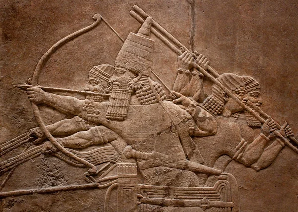 Ancient relief of assyrian fighting — Stock Photo, Image