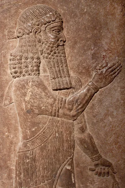 Ancient clay relief of an assyrian king — Stock Photo, Image