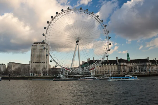 L'occhio di Londra in una giornata nuvolosa — Foto Stock