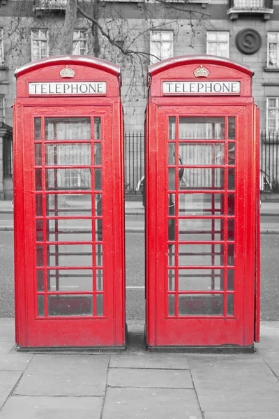 Två typiska london röd telefon stugor — Stockfoto