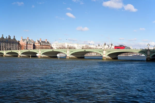 威斯敏斯特桥和伦敦巴士 — 图库照片