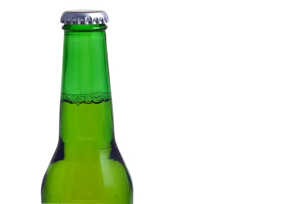 Zelená pivní láhev na bílém pozadí — Stock fotografie