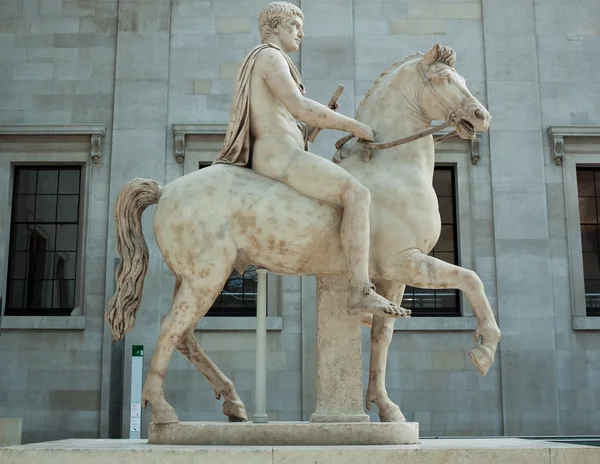 Estátua de em guerreiro montando um cavalo — Fotografia de Stock