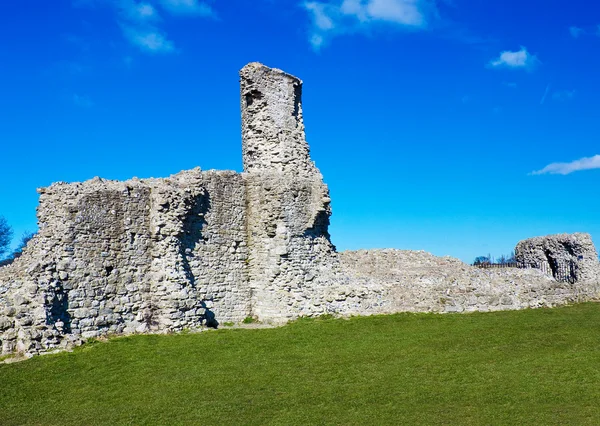 Ruinas medievales en una colina cubierta de hierba — Foto de Stock