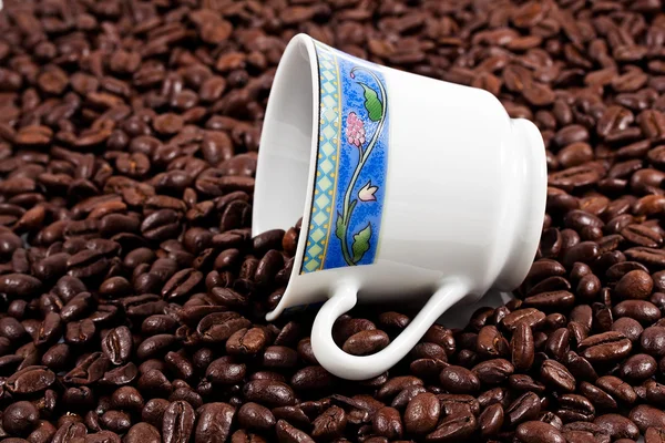 Чашка кофе и свежий жареный кофе — стоковое фото
