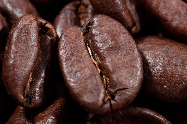 Макро-кадр из кофейных зерен — стоковое фото