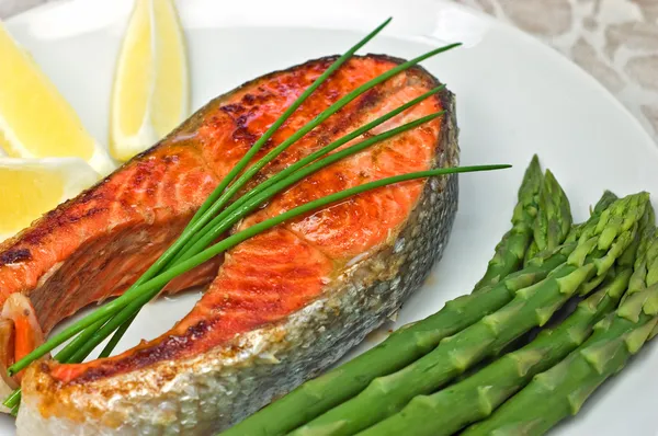 Sockeye salmon steak dinner — Stockfoto