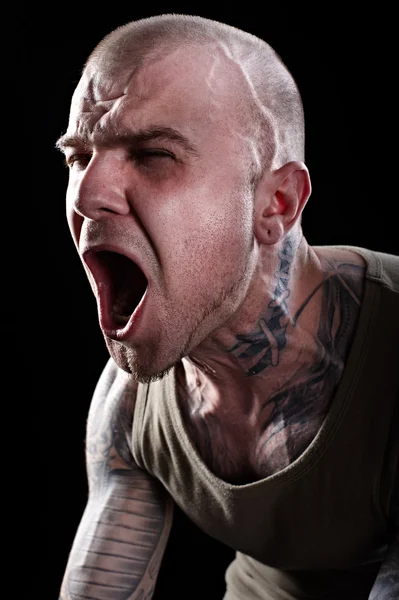 Enojado hombre tatuado gritando — Foto de Stock