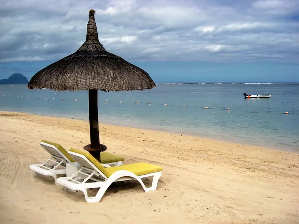 Cadeiras junto ao mar — Fotografia de Stock