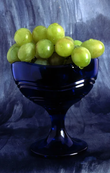 Стакан с виноградом — стоковое фото
