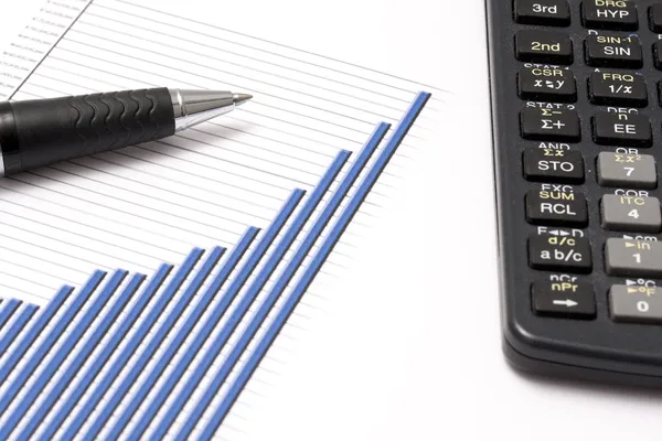 Företagsdiagram och en penna — Stockfoto