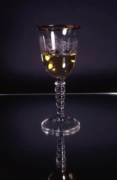 ミラー上の白ワイン — ストック写真