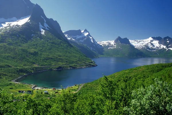 ノルウェーの山岳湖は — ストック写真