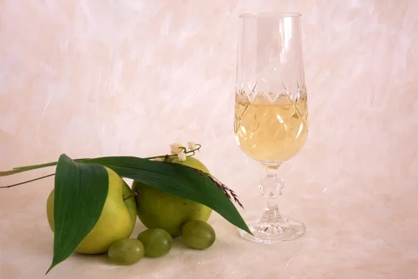 Λευκό κρασί με φρούτα — Φωτογραφία Αρχείου